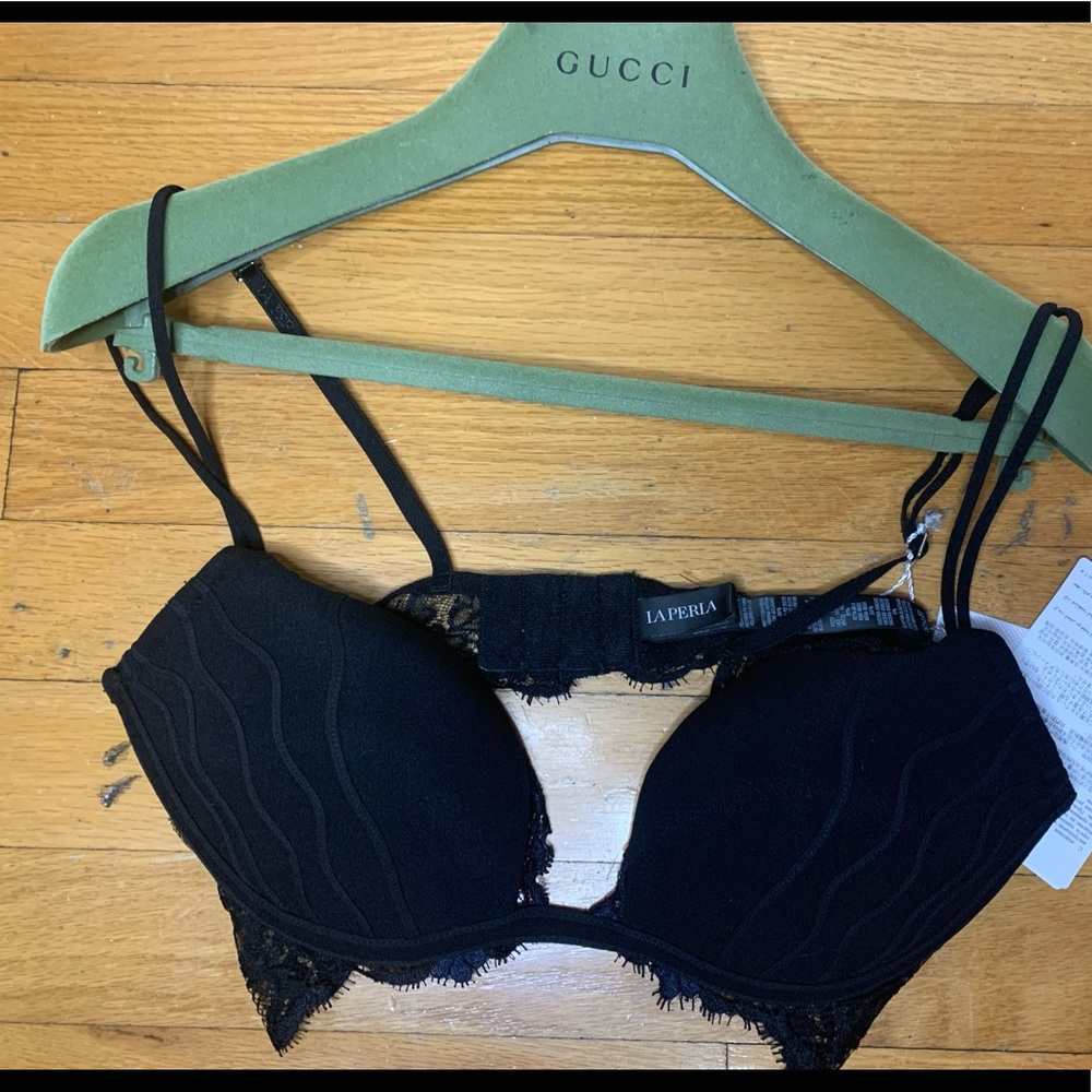 La perla. Black padding with Navy blue laced bra 32D